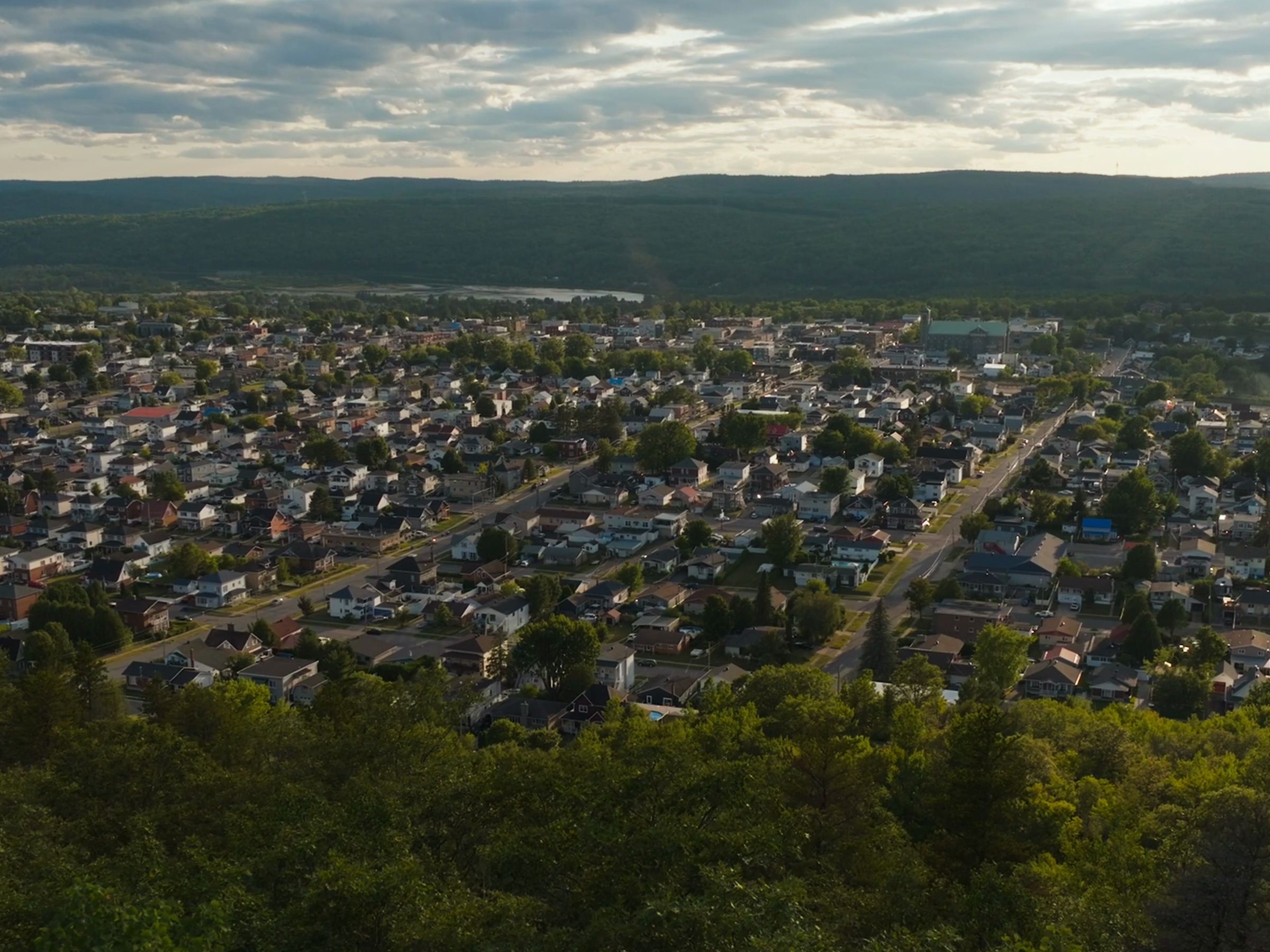 Vue panoramique de La Tuque en été, entre rivière et montagnes