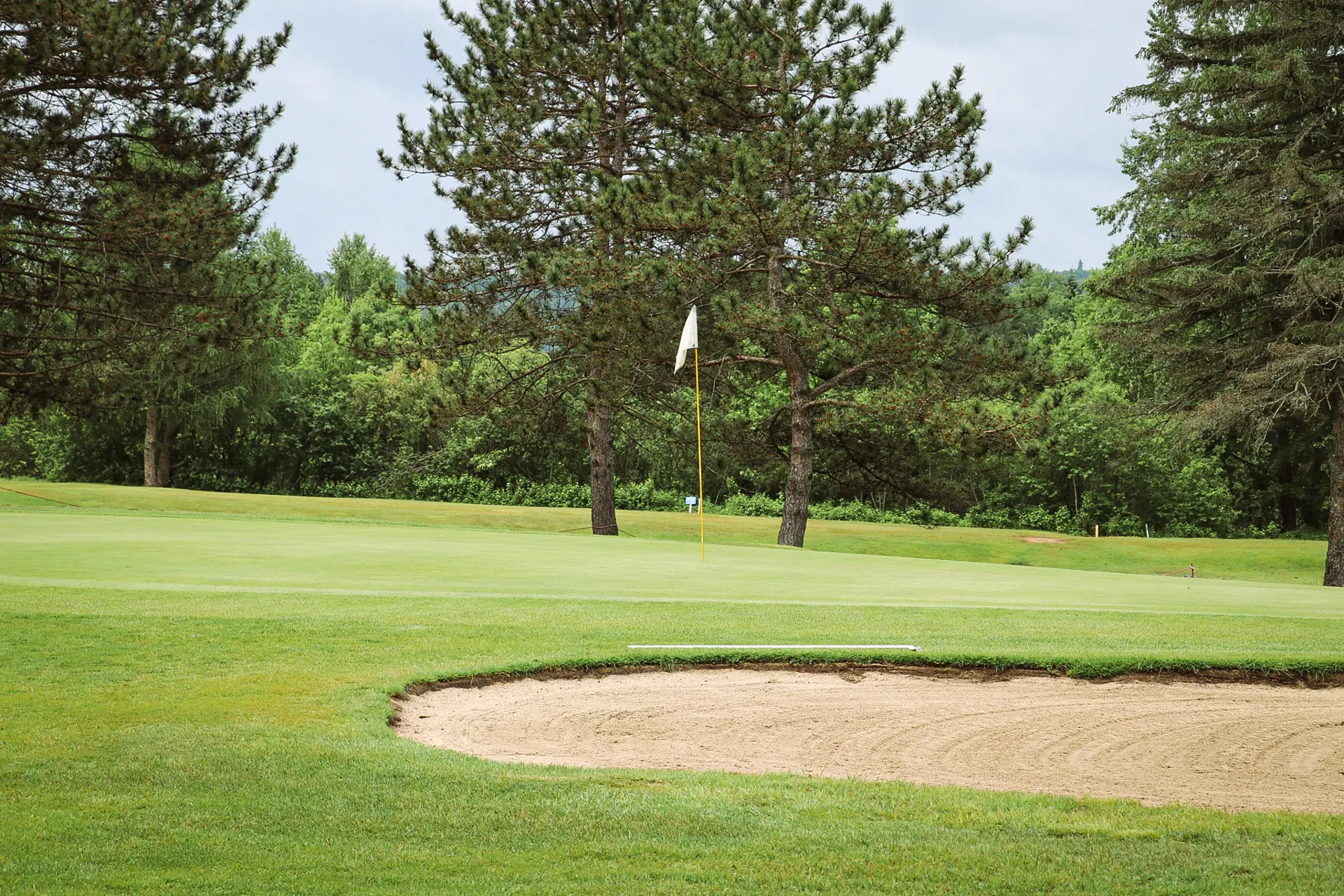Vert et fanion du Club de golf et curling de La Tuque lors du Tournoi de golf de la CCIHSM