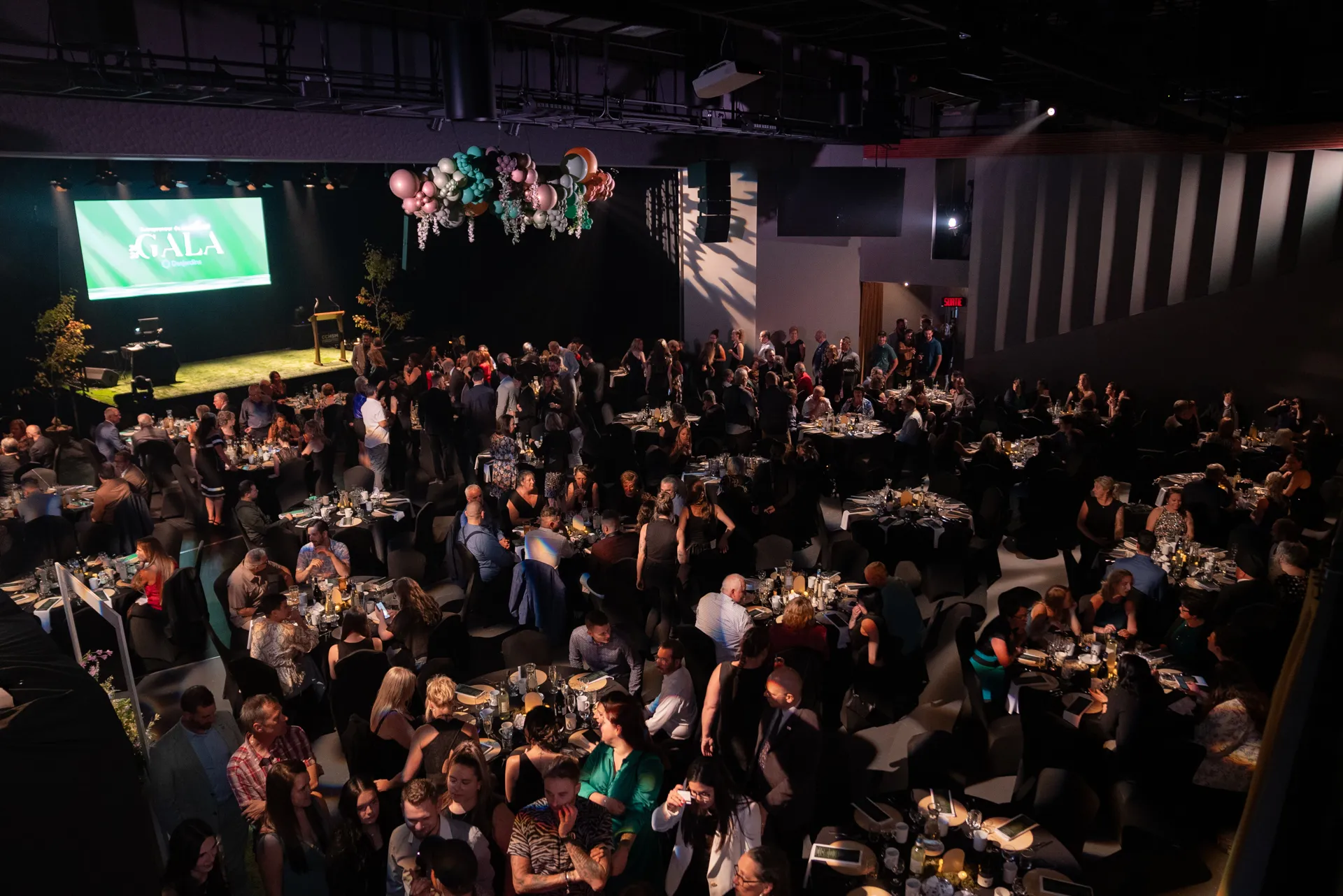 Salle comble du Gala Desjardins de la CCIHSM, écran G-A-L-A et tables rondes