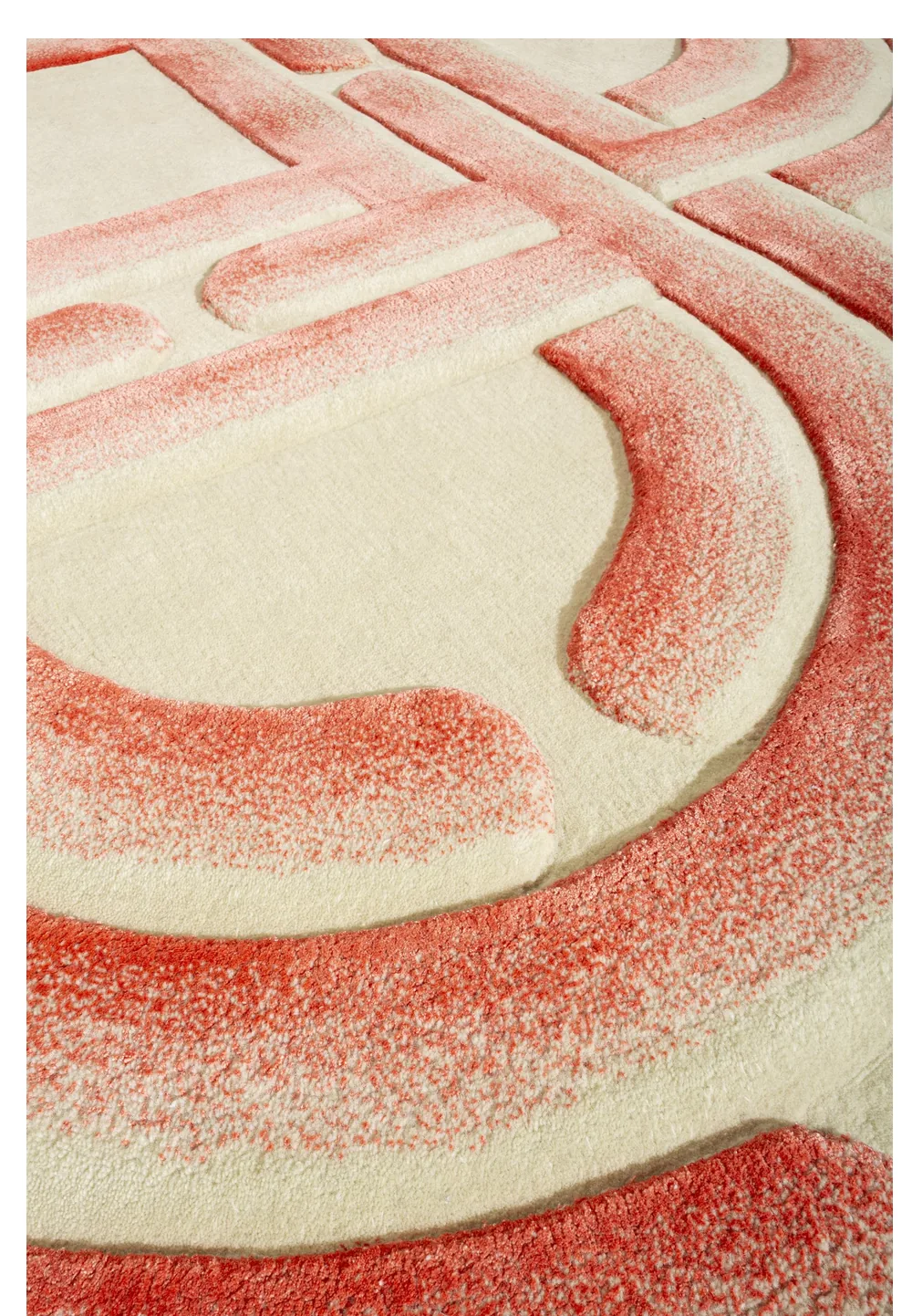 Minotor 2.0 Nef Onyx, tapis de Christian Signorel, crème et corail