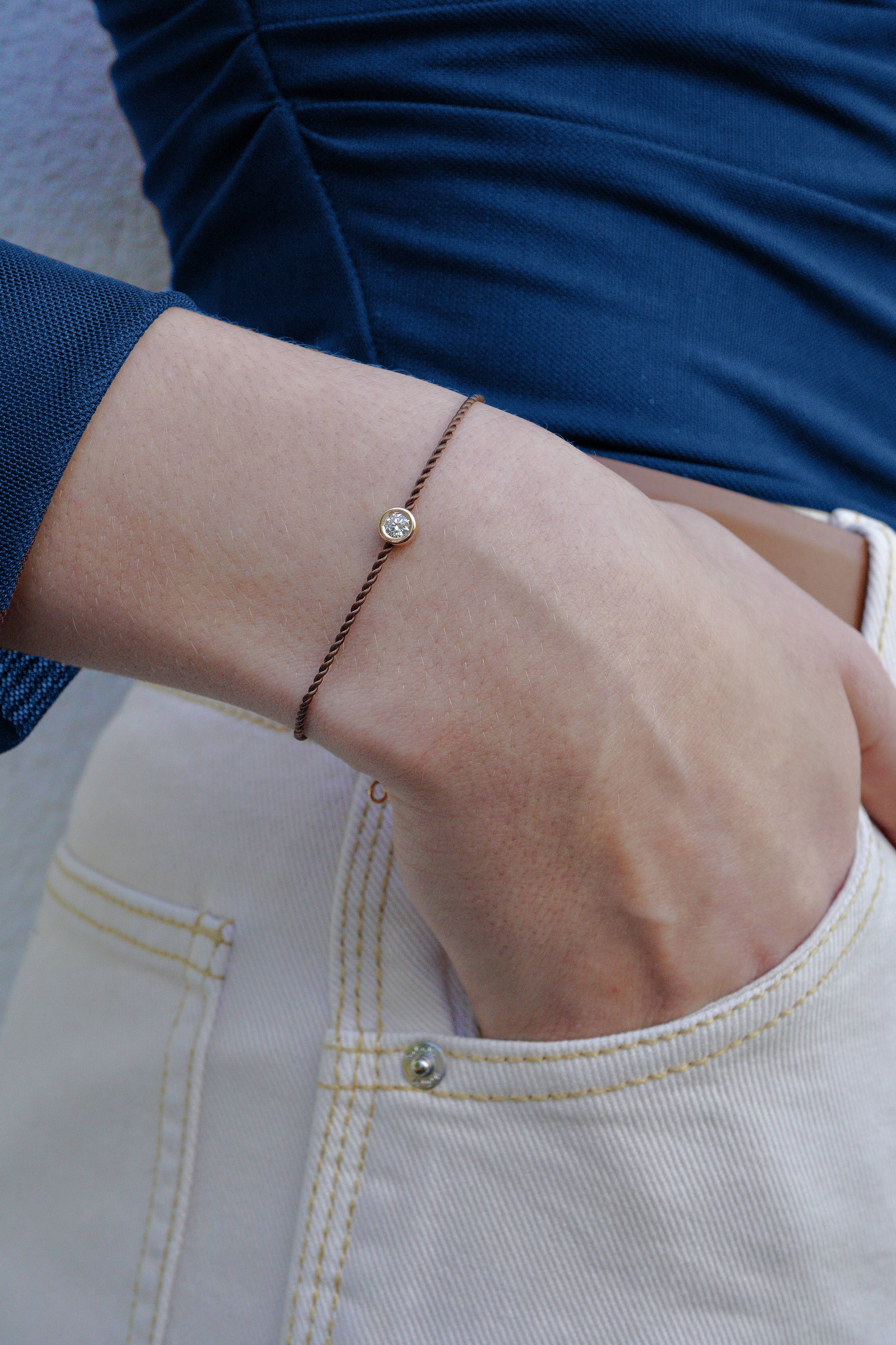 Bracelet ONE Classic porté, tenue sport chic