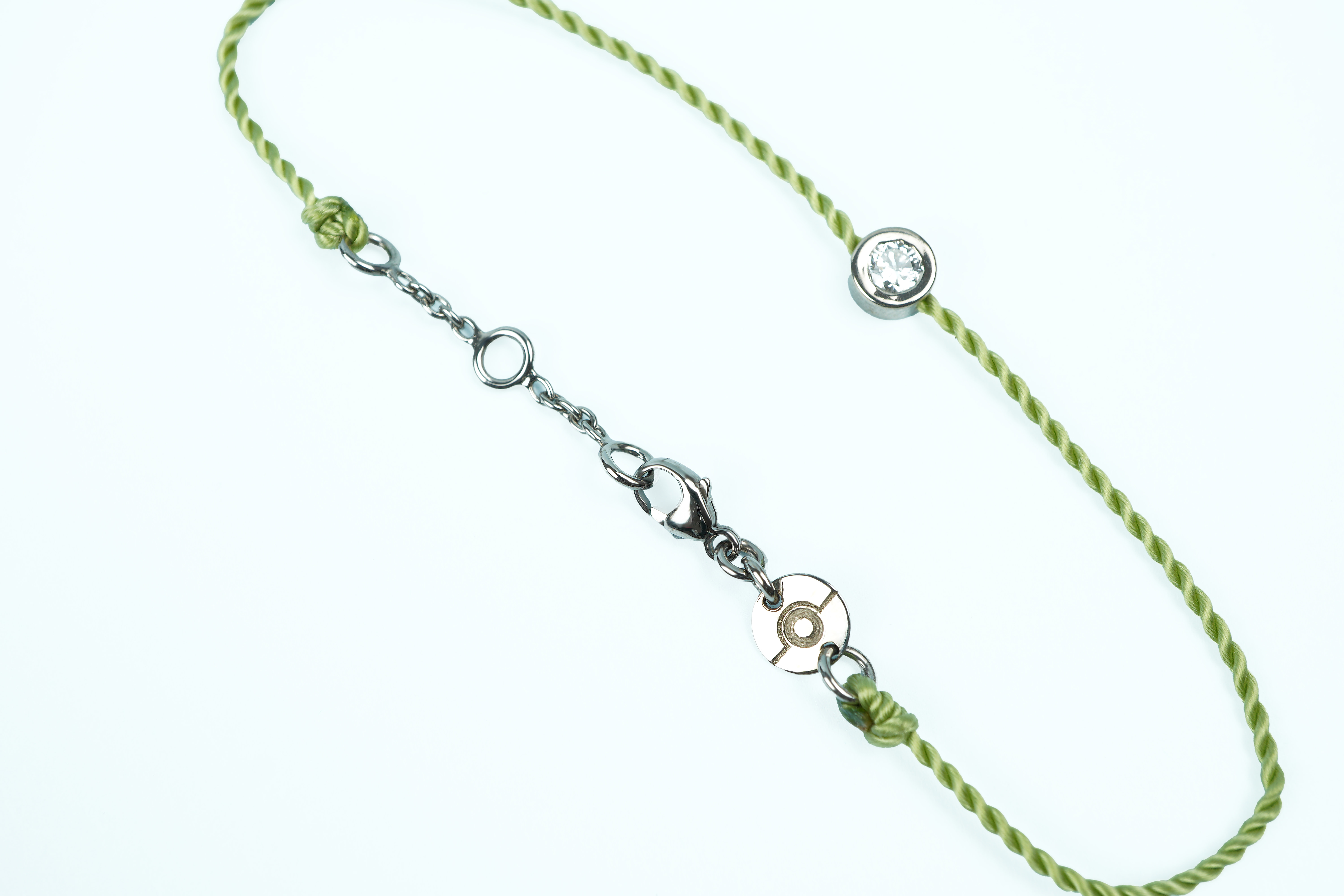 Bracelet ONE cordon vert clair, diamant serti clos et fermoir en or blanc