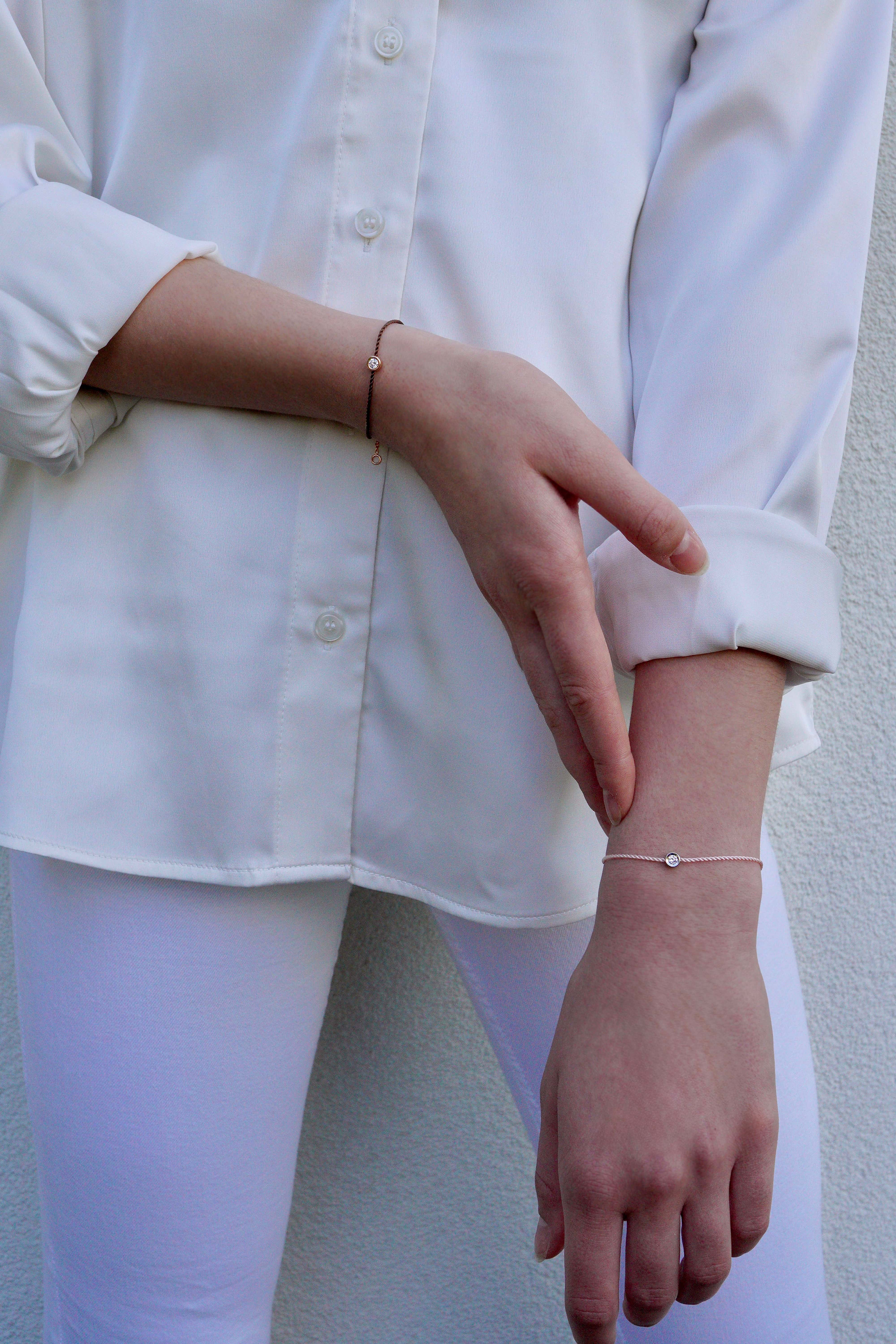 Bracelet ONE Ultra porté, tenue blanche