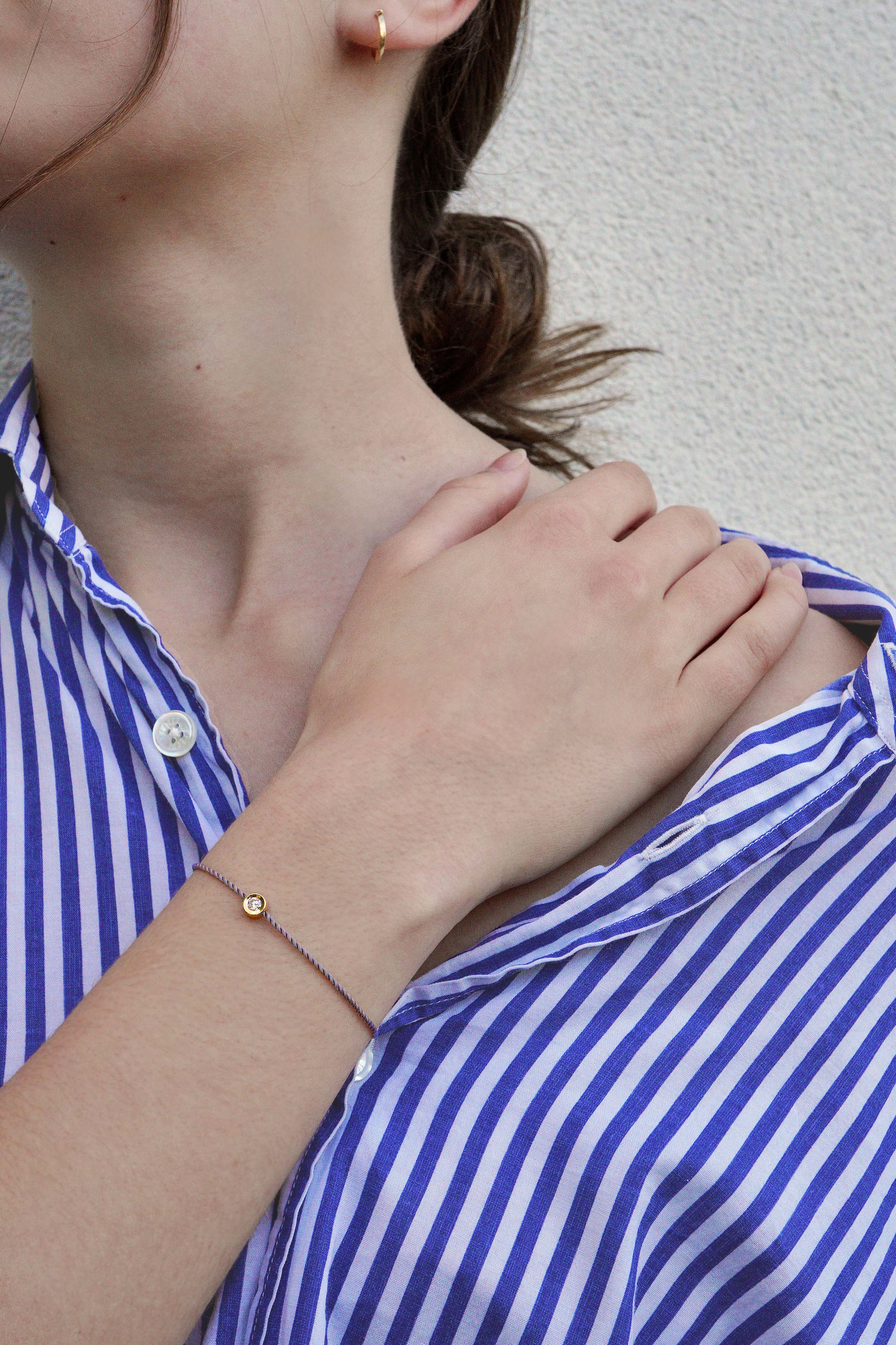 Bracelet ONE Mini porté, chemise rayée