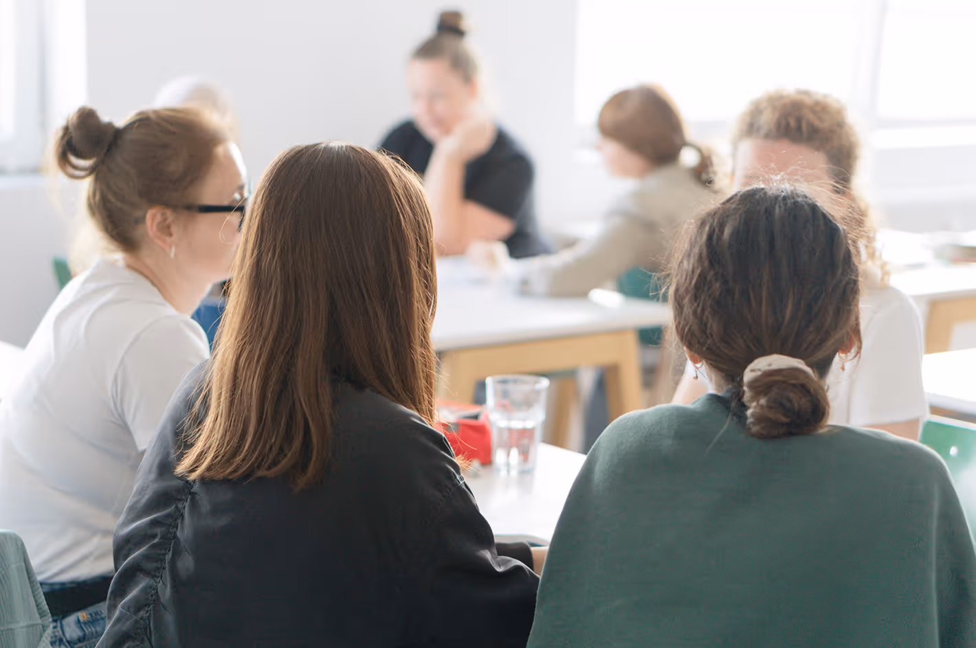 Eine Gruppe von Teilnehmerinnen eines Bildungsraum Sprachkurses bei der Gruppenarbeit
