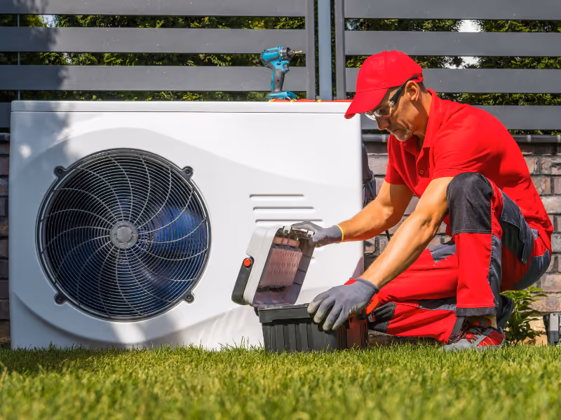Bauarbeiter installiert eine Wärmepumpe