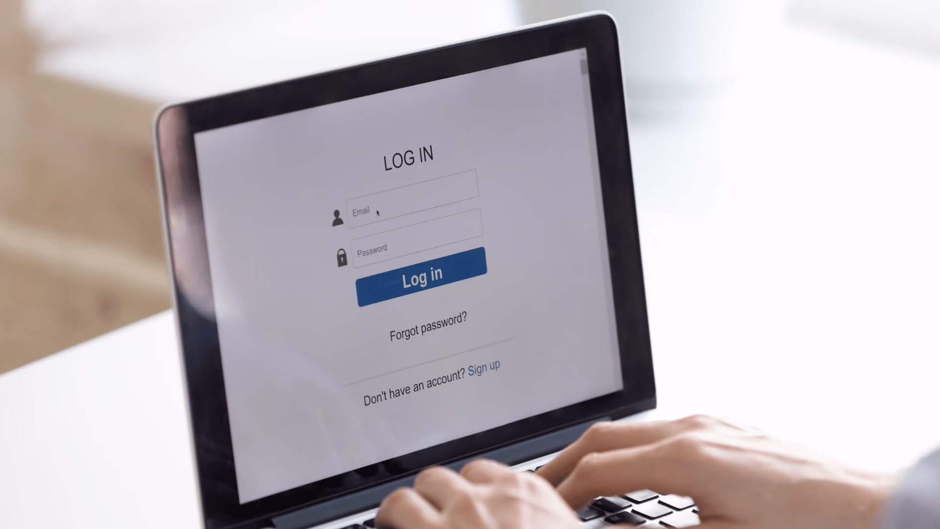 Login-Anzeige auf einem Laptop-Bildschirm