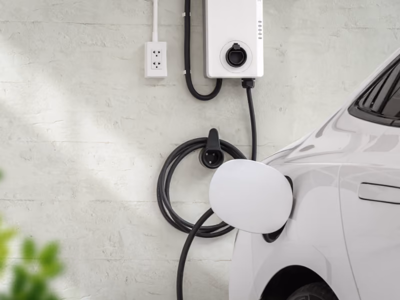 Wallbox mit Kabel das gerade ein Auto auflädt