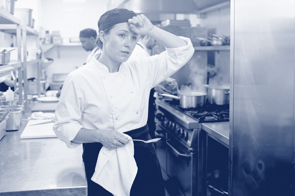 Chef de cuisine expérimenté gérant un coup de feu en cuisine professionnelle