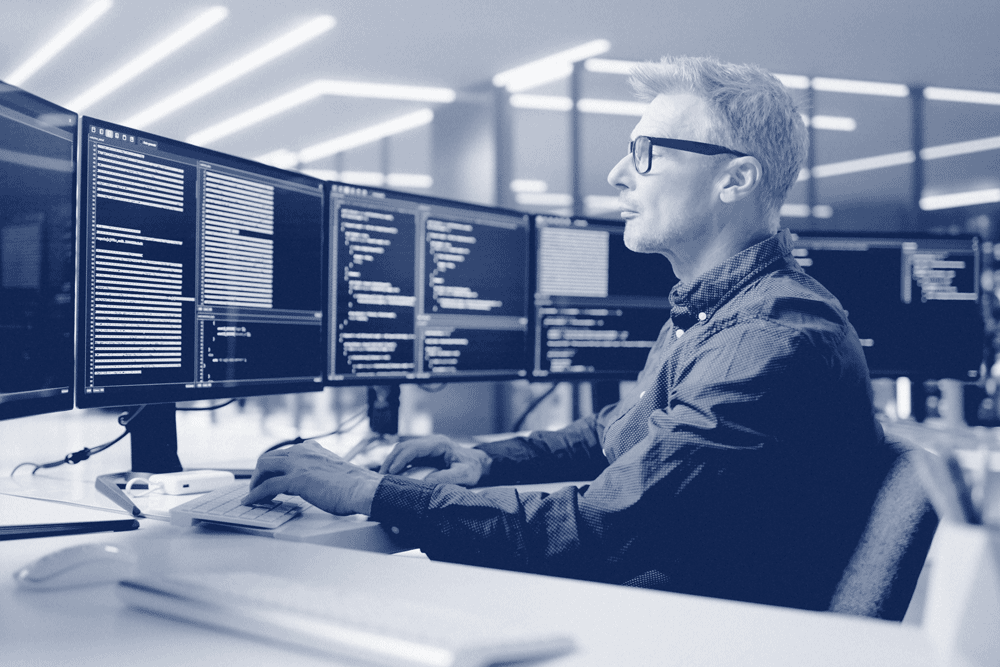 Ingénieur travaillant sur un projet d'intelligence artificielle, illustrant le recrutement tech IA