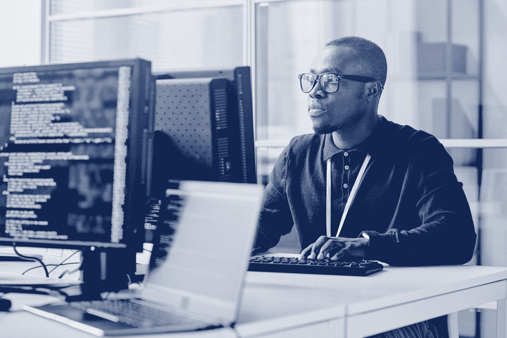 Expert en cybersécurité analysant des données de sécurité informatique sur plusieurs écrans