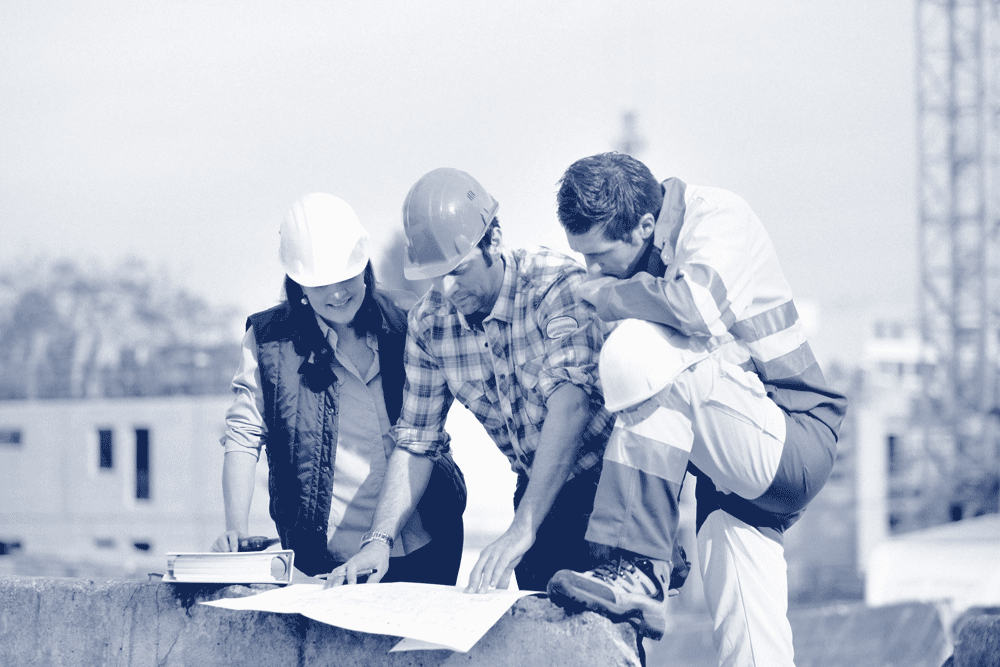 Conducteur de travaux sur un chantier de construction supervisant l'avancement du BTP