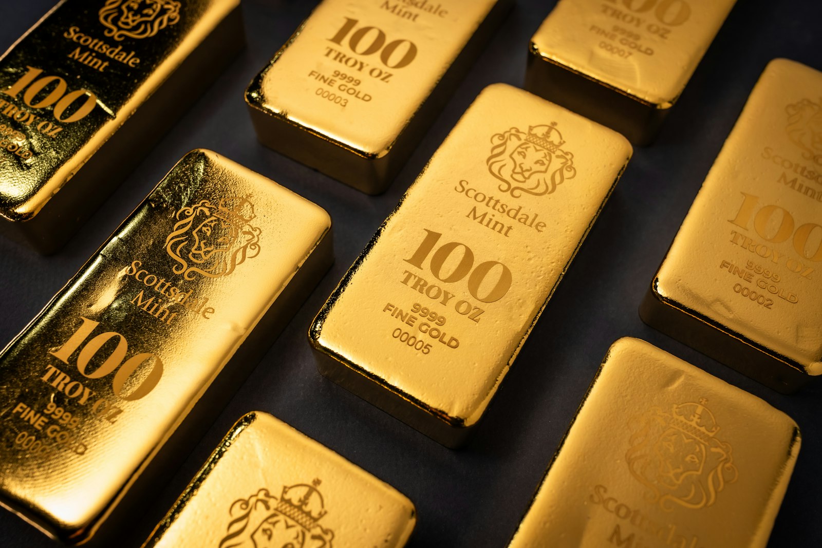 Gestapelte Goldbarren als Symbol für Edelmetall-Vermögensaufbau