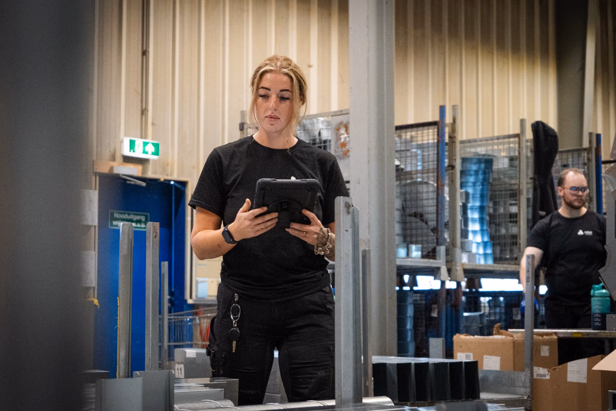 Een monteur van Rodrie controleert de status van haar team via de iPad.