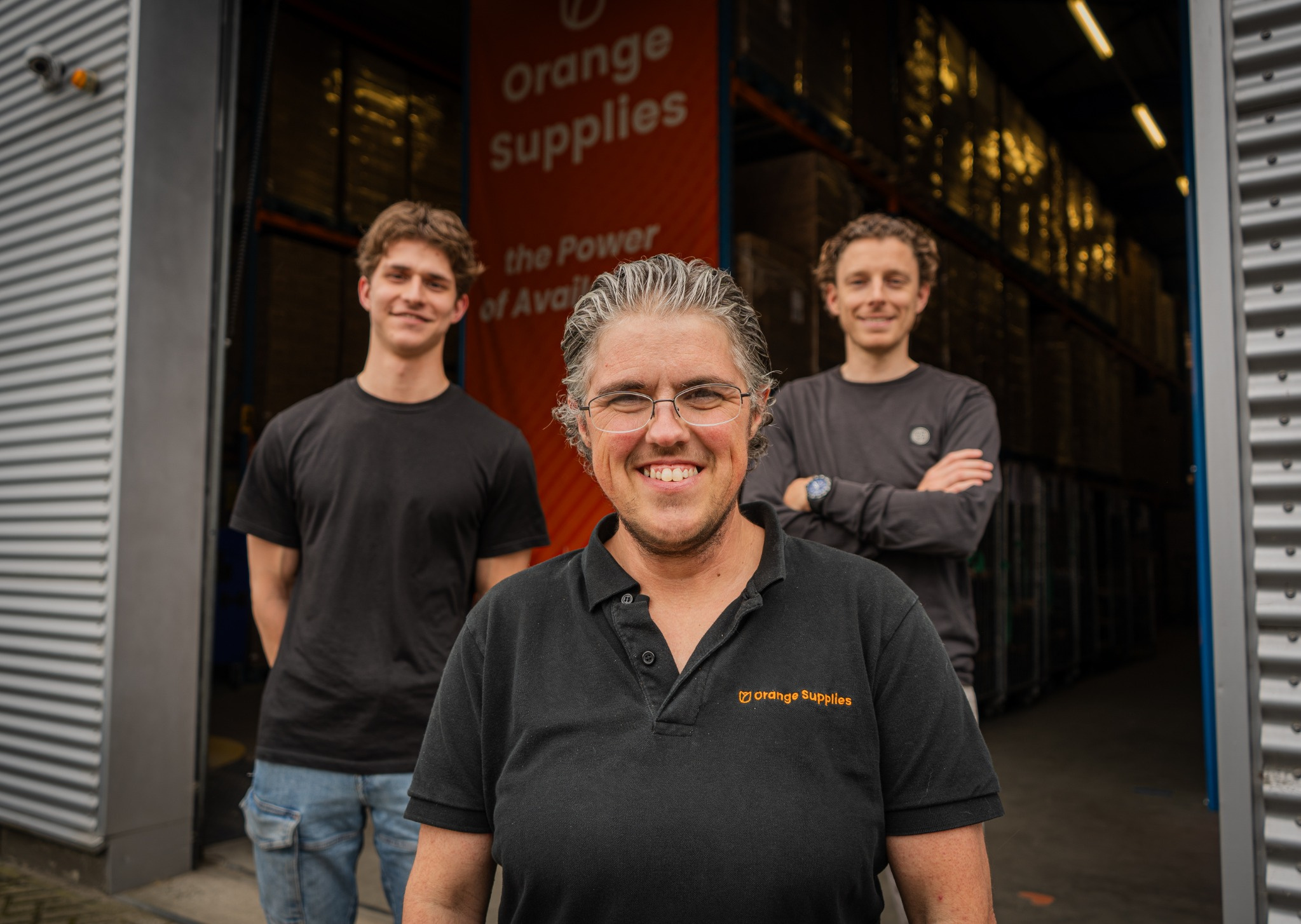 Stefan van Zomeren, managing partner van Orange Supplies, voor het pand van Orange Supplies.