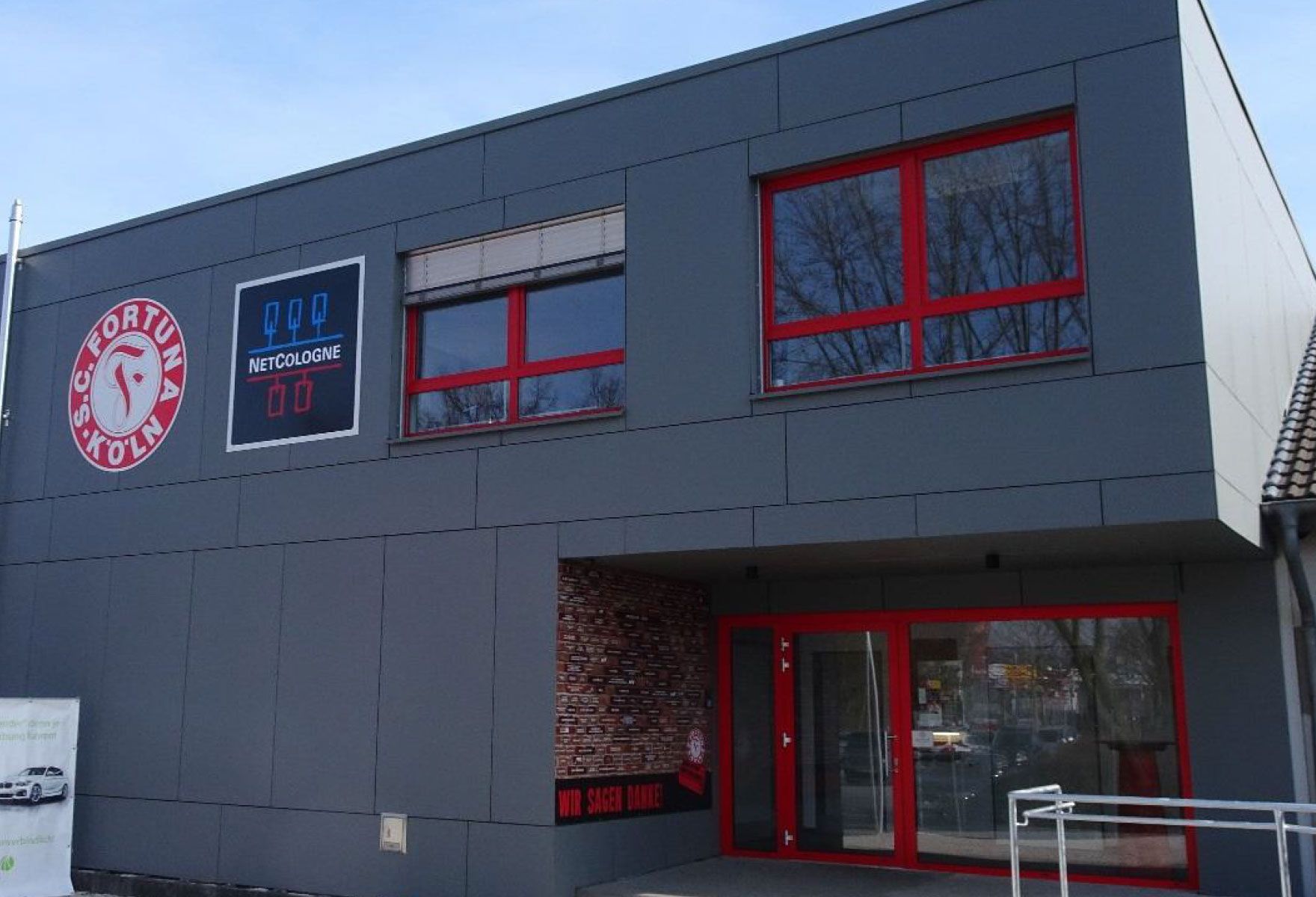 Verbundplatte und rote Fenster