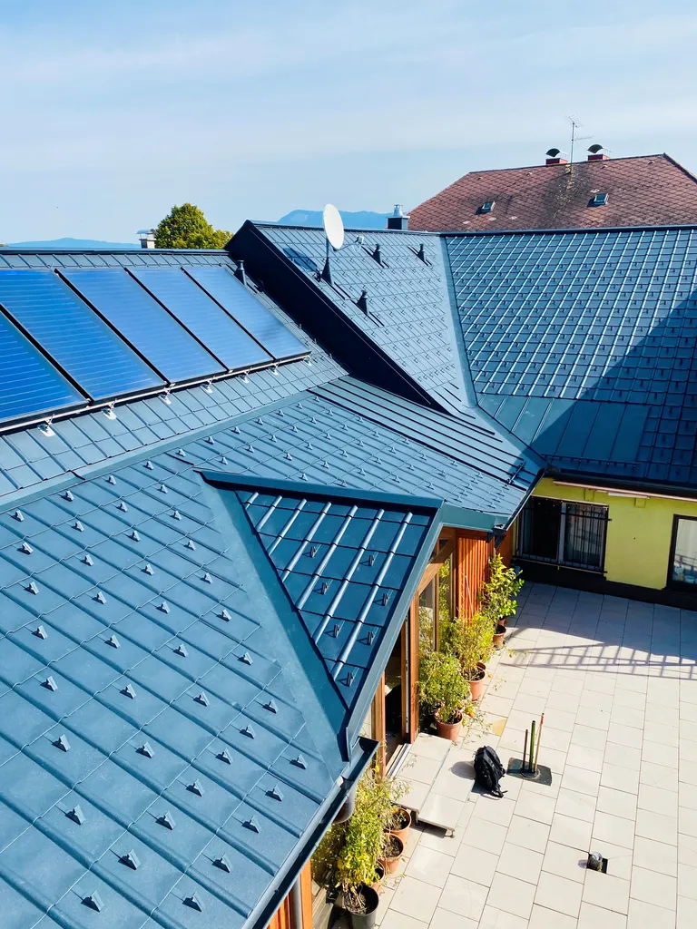 Aluminiumdach mit schindeln und dachfenstern
