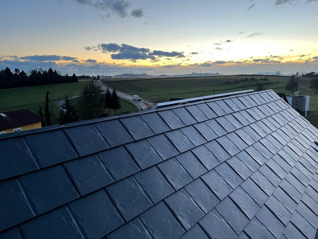 Aluminiumdach schindeloptik bei sonnenuntergang