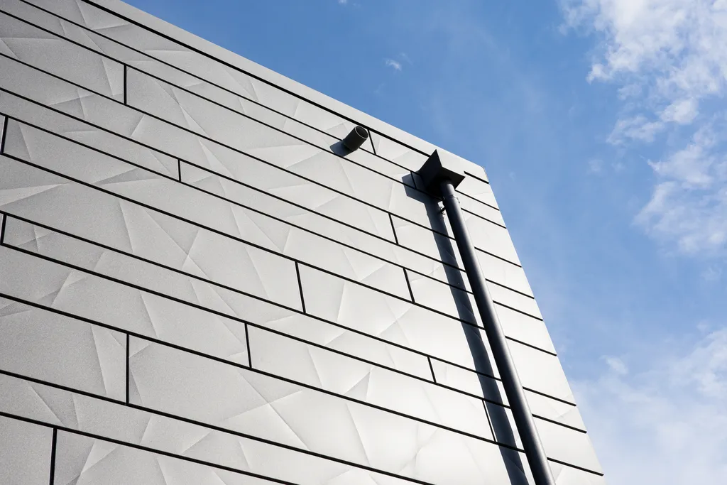 Aluminiumfassade mit fallrohr detail