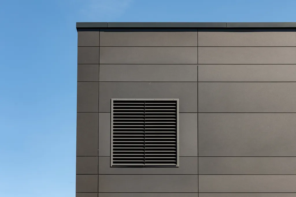 Aluminiumfassade mit lueftungsgitter