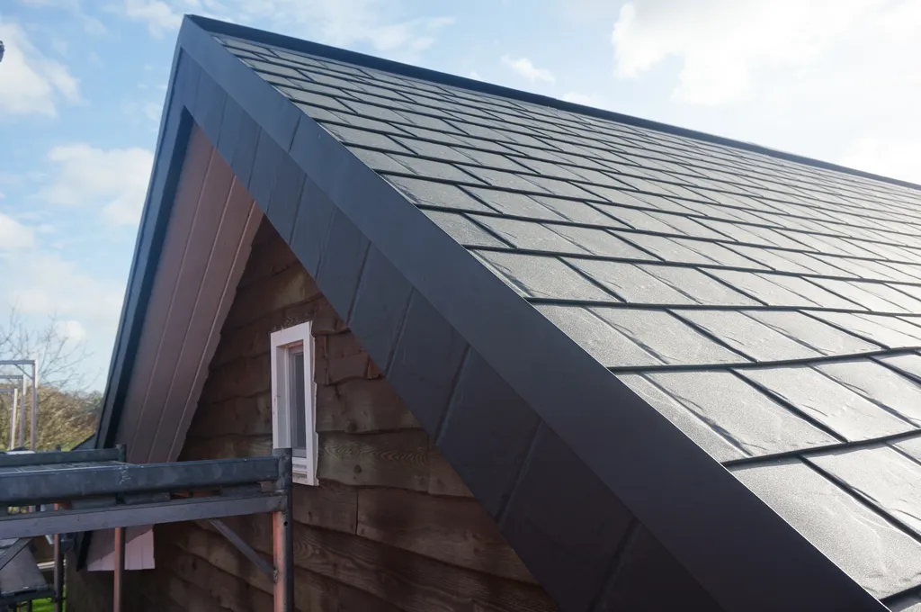 Aluminiumschindeldach giebel detail