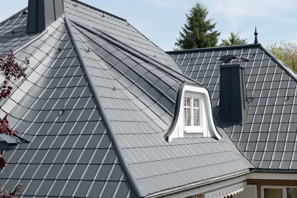 Aluminiumschindeldach mit geschwungener dachgaube