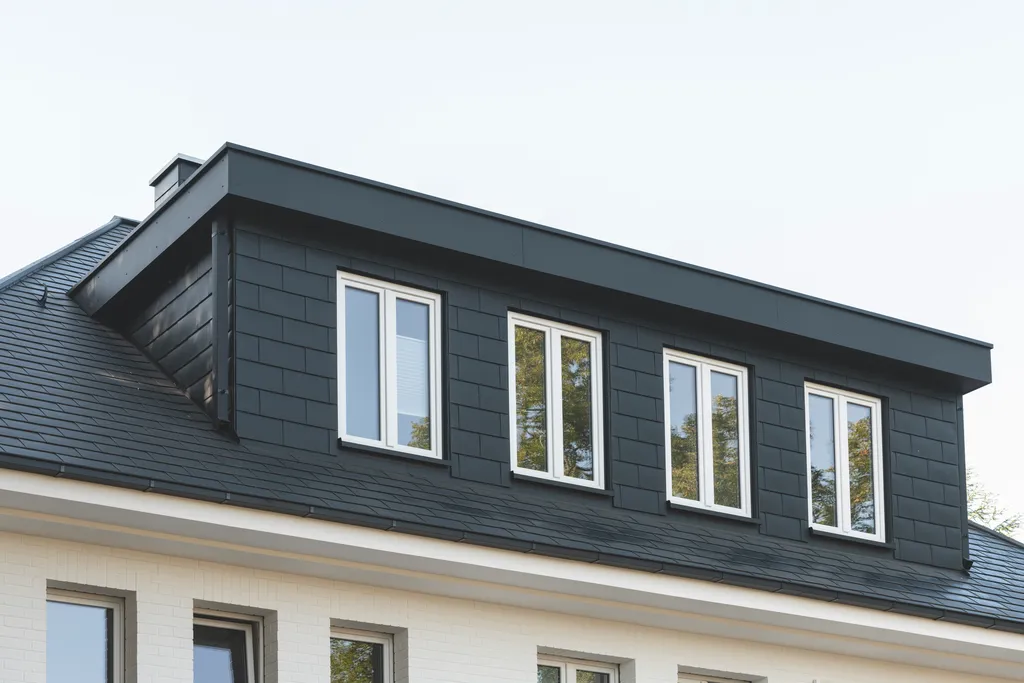 Breite dachgaube mit aluminiumverkleidung