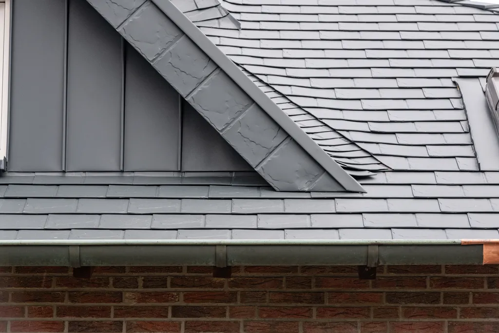 Dachanschluss mit aluminiumschindeln detail