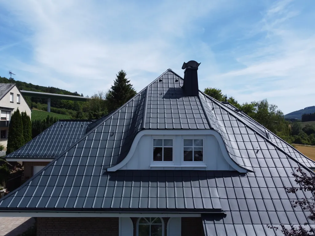 Dachgaube im aluminiumschindeldach