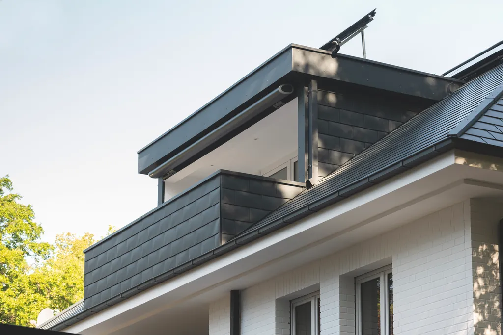 Dachgaube mit aluminiumverkleidung und dachrinne