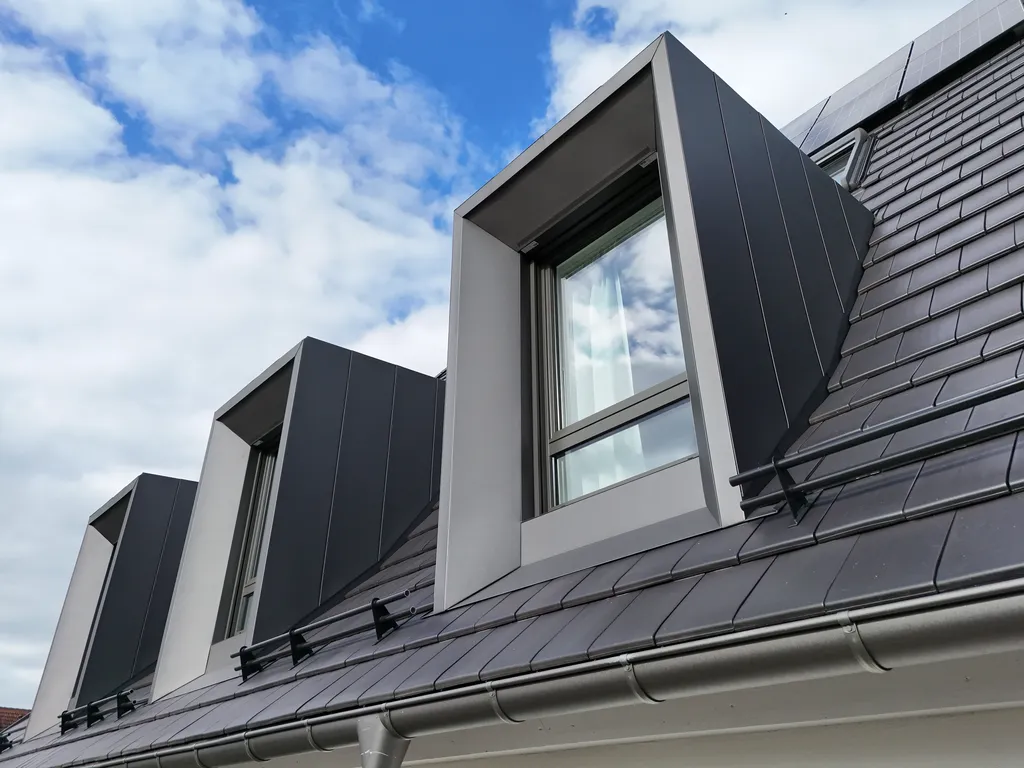Dachgauben mit aluminiumverkleidung und dachrinne