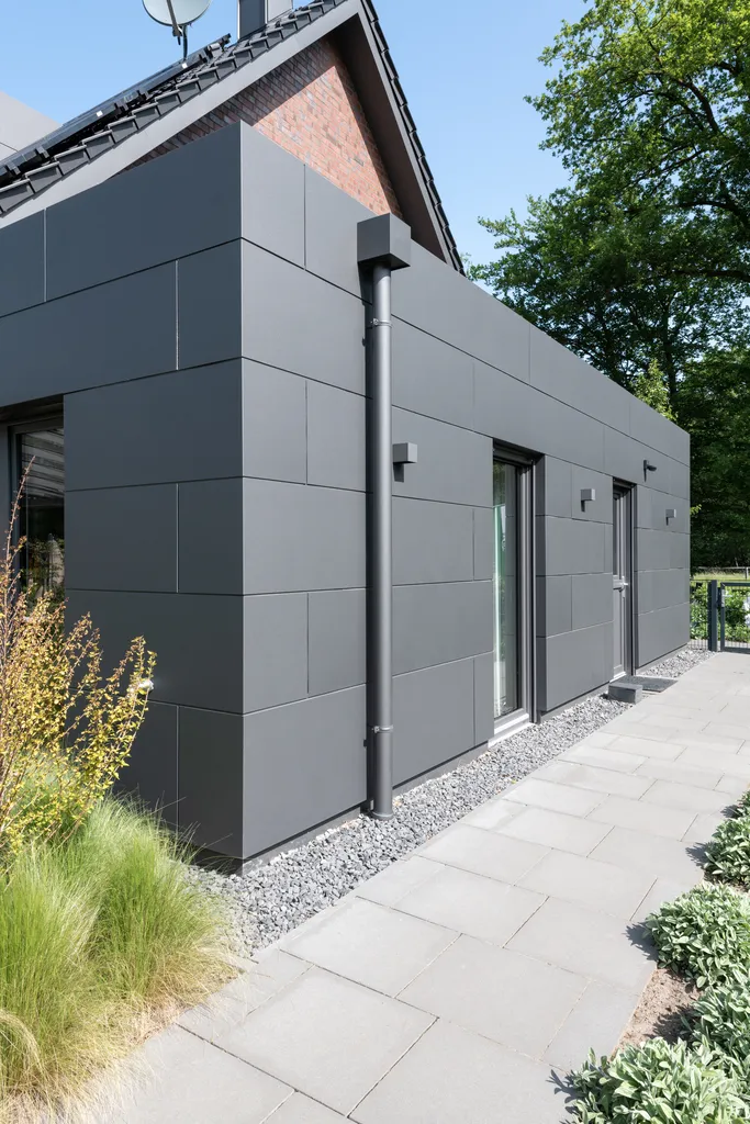 Dunkle aluminiumfassade an garage