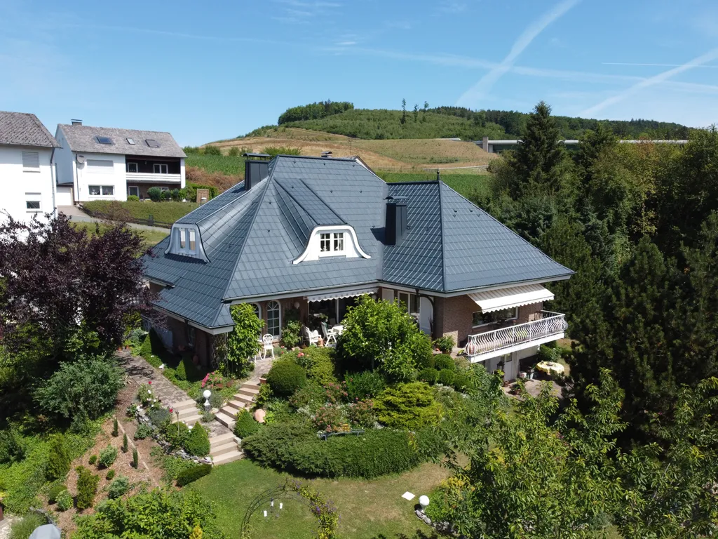 Einfamilienhaus aluminiumschindeldach gesamtansicht