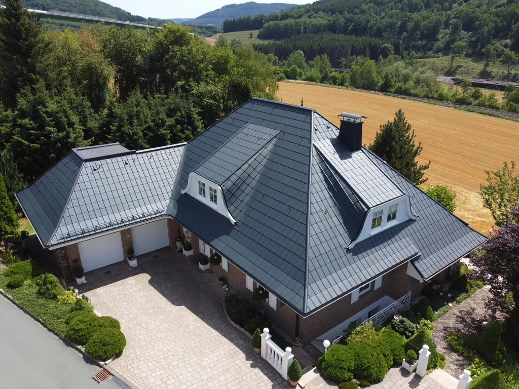Einfamilienhaus aluminiumschindeldach luftaufnahme