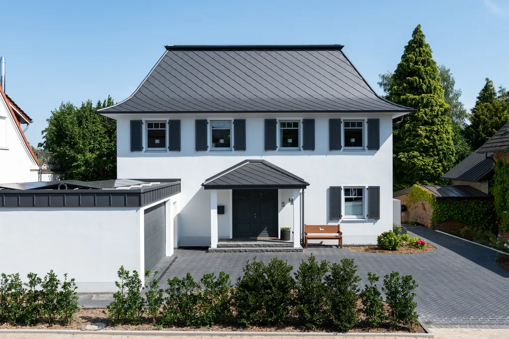 Einfamilienhaus mit aluminiumschindeldach front