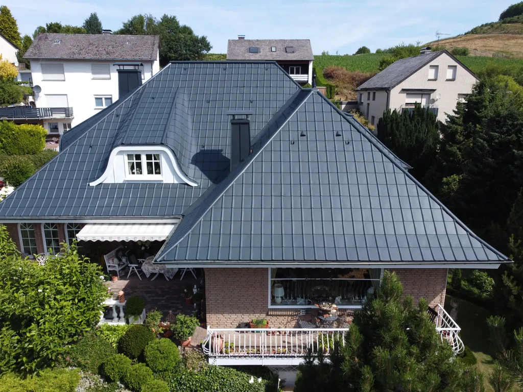 Einfamilienhaus mit aluminiumschindeldach frontansicht