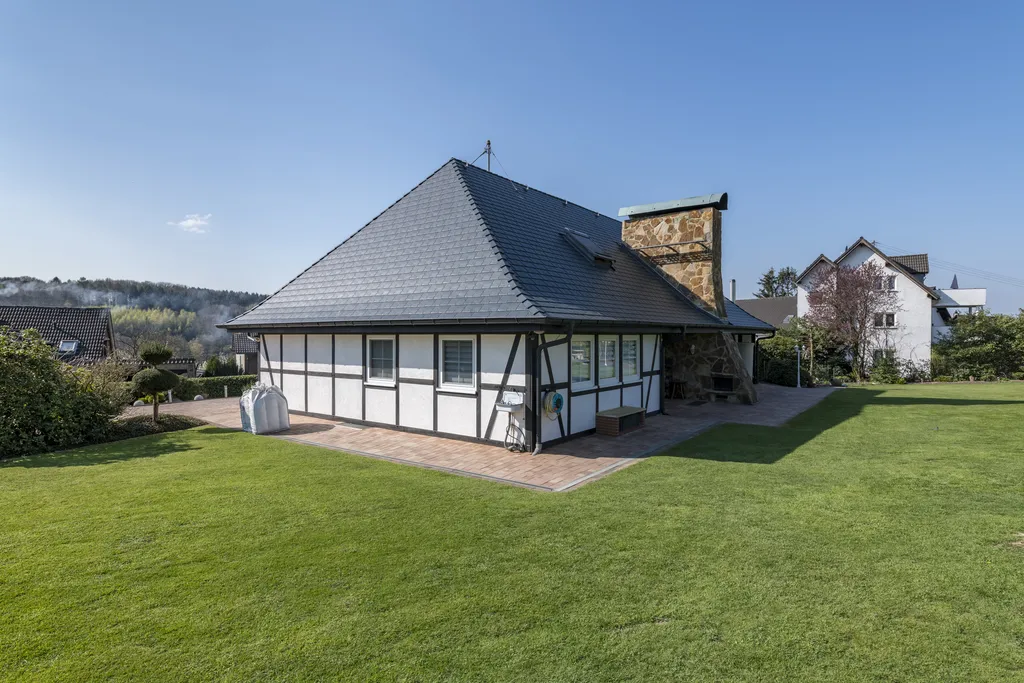 Einfamilienhaus mit aluminiumschindeldach gartenansicht