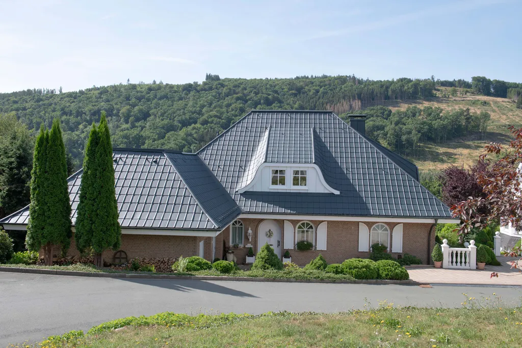 Einfamilienhaus mit aluminiumschindeldach gesamtansicht