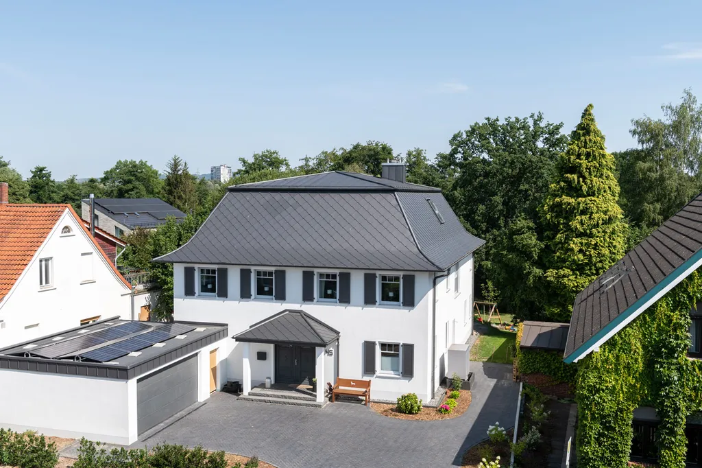 Einfamilienhaus mit aluminiumschindeldach luftansicht