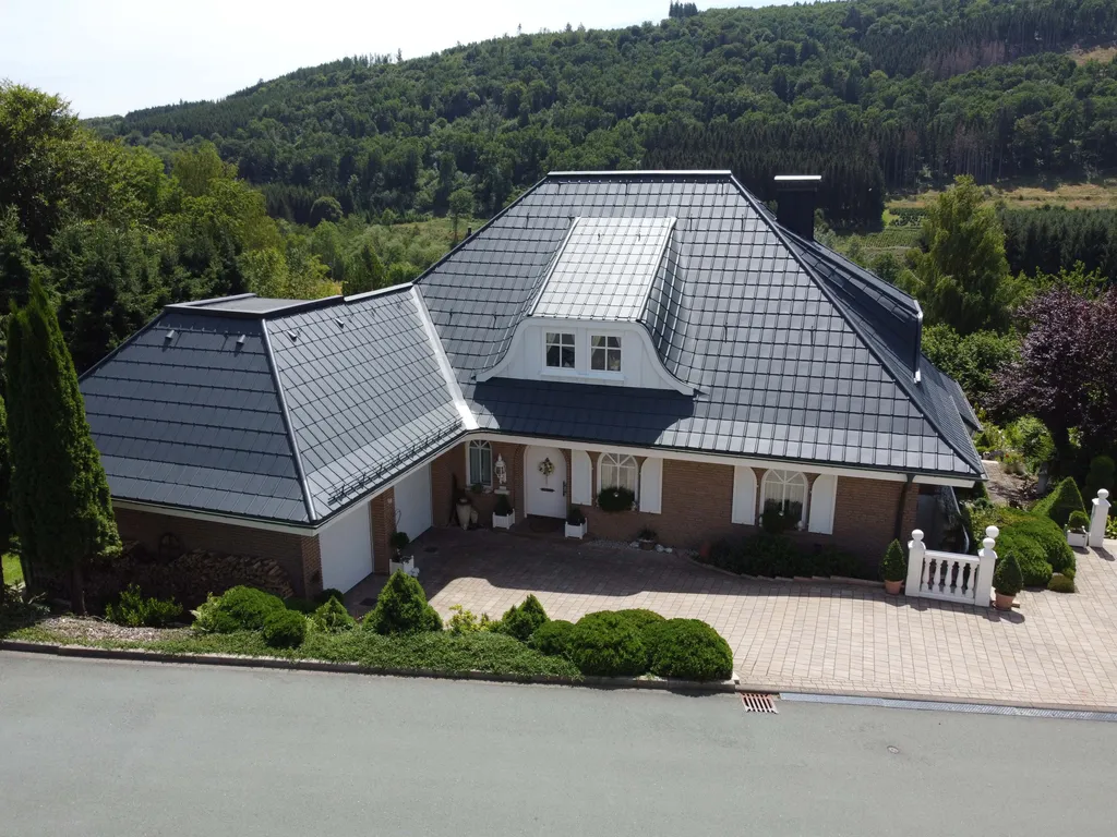 Einfamilienhaus mit aluminiumschindeldach luftbild
