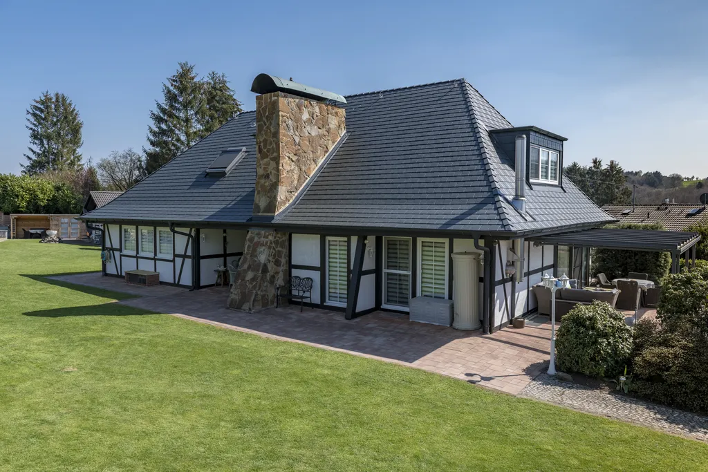 Einfamilienhaus mit aluminiumschindeldach seitenansicht 2