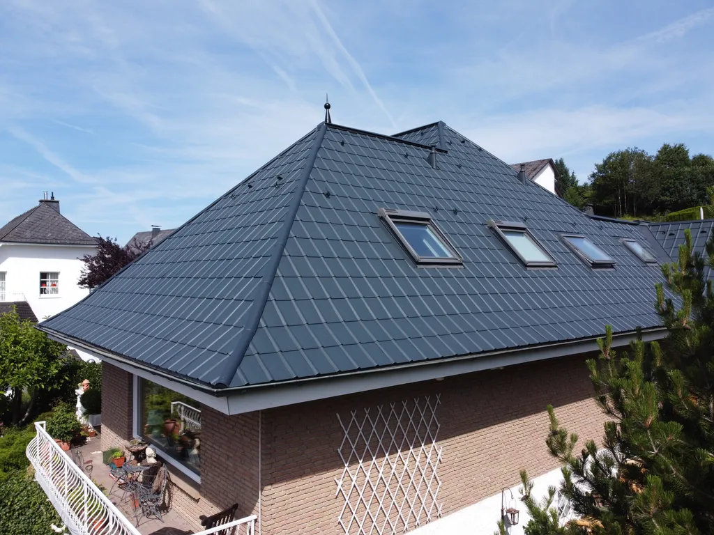 Einfamilienhaus mit aluminiumschindeldach seitenansicht