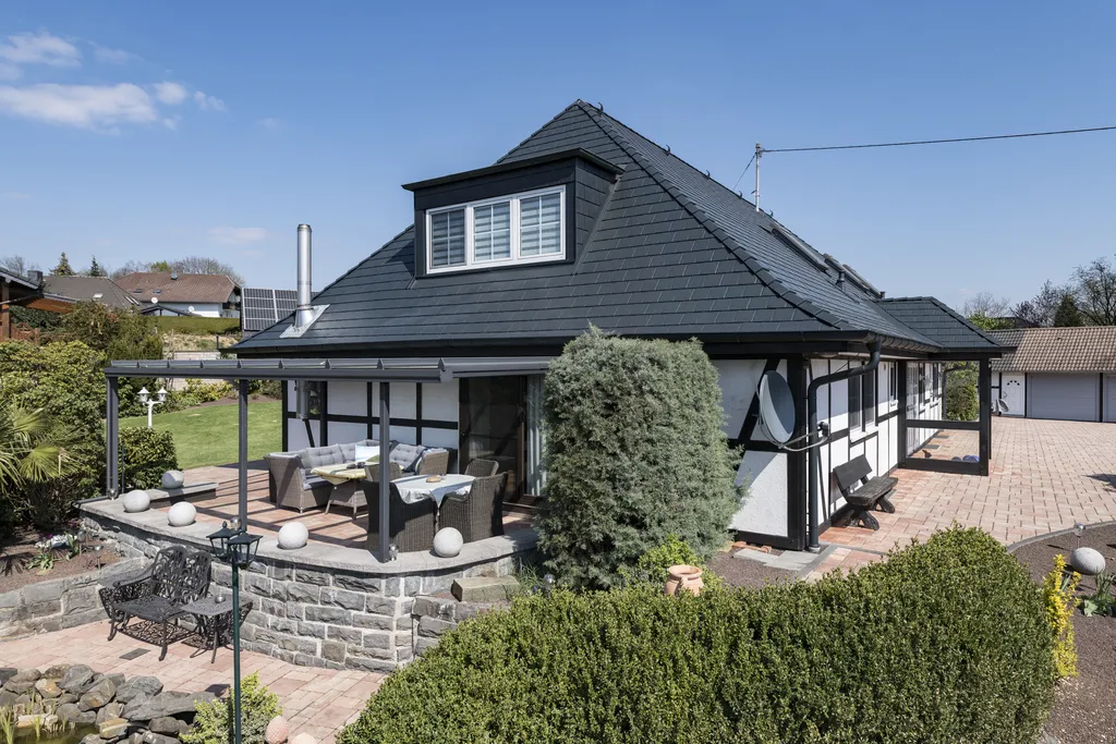 Einfamilienhaus mit aluminiumschindeldach terrassenansicht