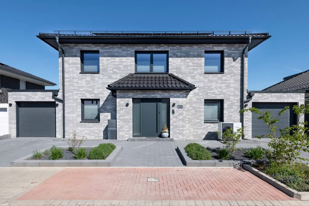 Einfamilienhaus mit dunklen aluminiumelementen