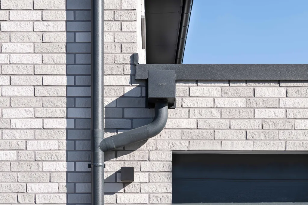 Fallrohr an klinkerfassade detail