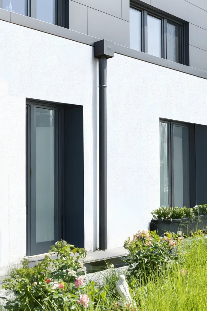 Fallrohr an weisser fassade