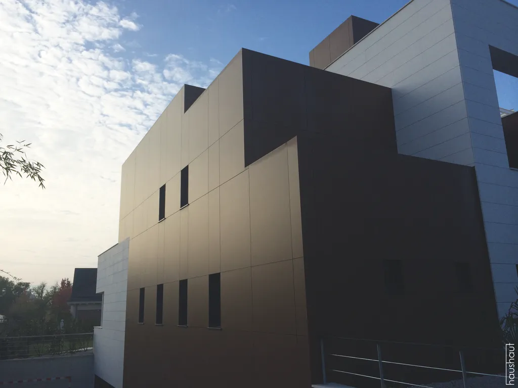 Gebaeude mit dunkler aluminium verbundplattenfassade