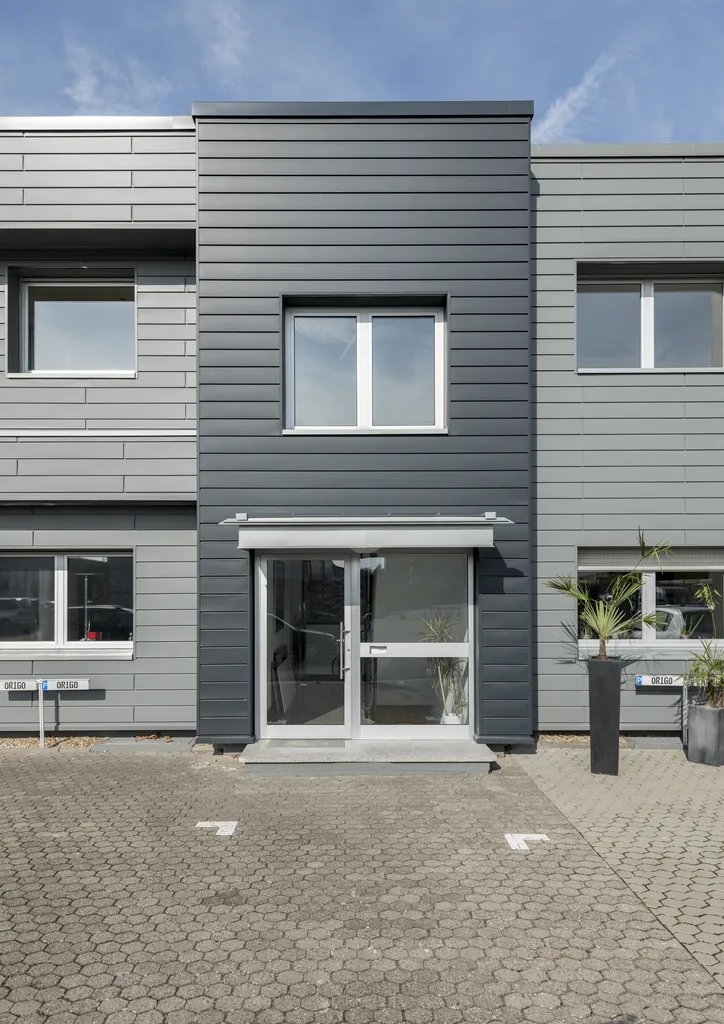Gewerbefassade mit horizontalen aluminiumprofilen