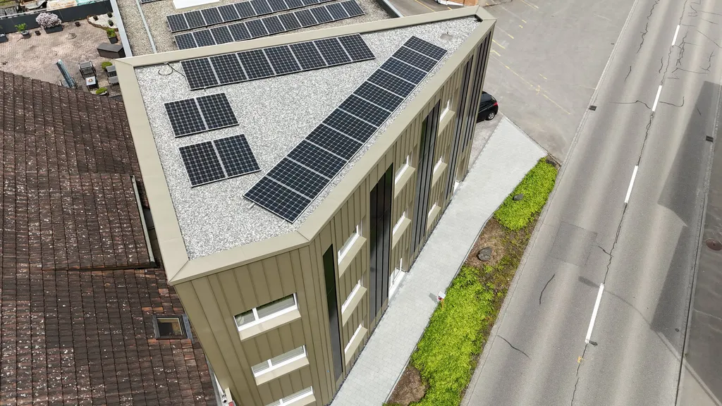 Gewerbegebaeude aluminiumfassade mit photovoltaik