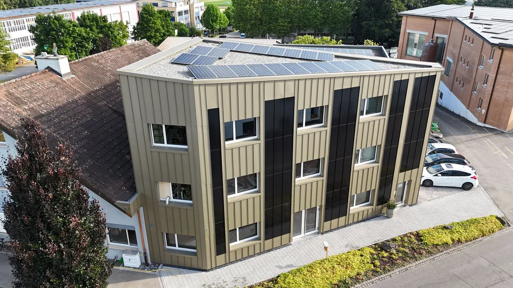 Gewerbegebaeude mit aluminiumfassade luftaufnahme